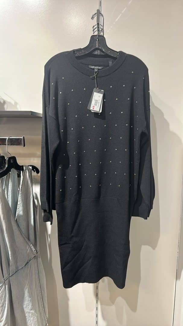 Vestido suéter negro Armani Exchange por $21 en lugar de $180, de nuestros recorridos de compras
