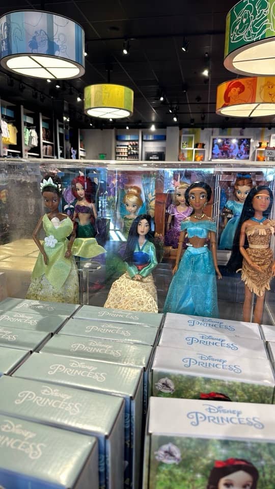 Disney Outlet: vitrina con muñecas de princesas y cajas de Disney Princess