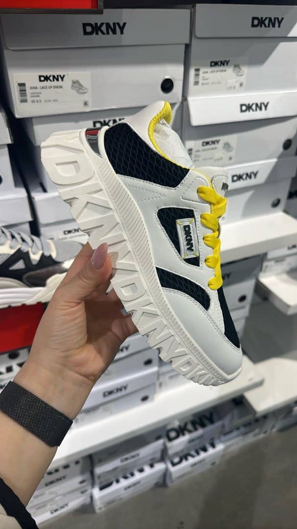 Tenis DKNY por $30 en lugar de $150 - de nuestros recorridos de compras