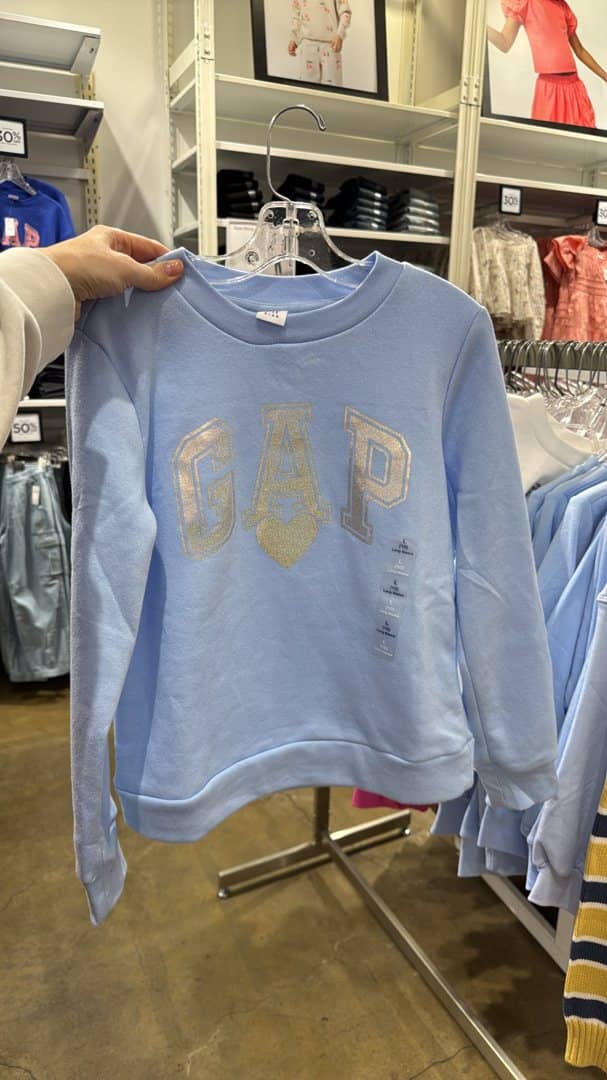 Sudadera infantil Gap con logotipo por $8 en lugar de $16 - de nuestros recorridos de compras