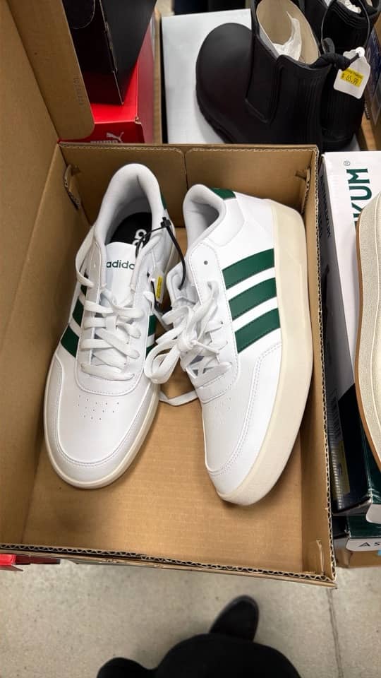 Tenis Adidas por $24 - los zapatos están en cajas en los anaqueles
