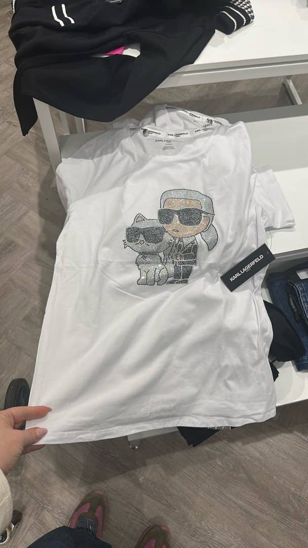 Camiseta Karl Lagerfeld con Karl y Choupette a $17.64 en lugar de $49: de nuestros recorridos de compras