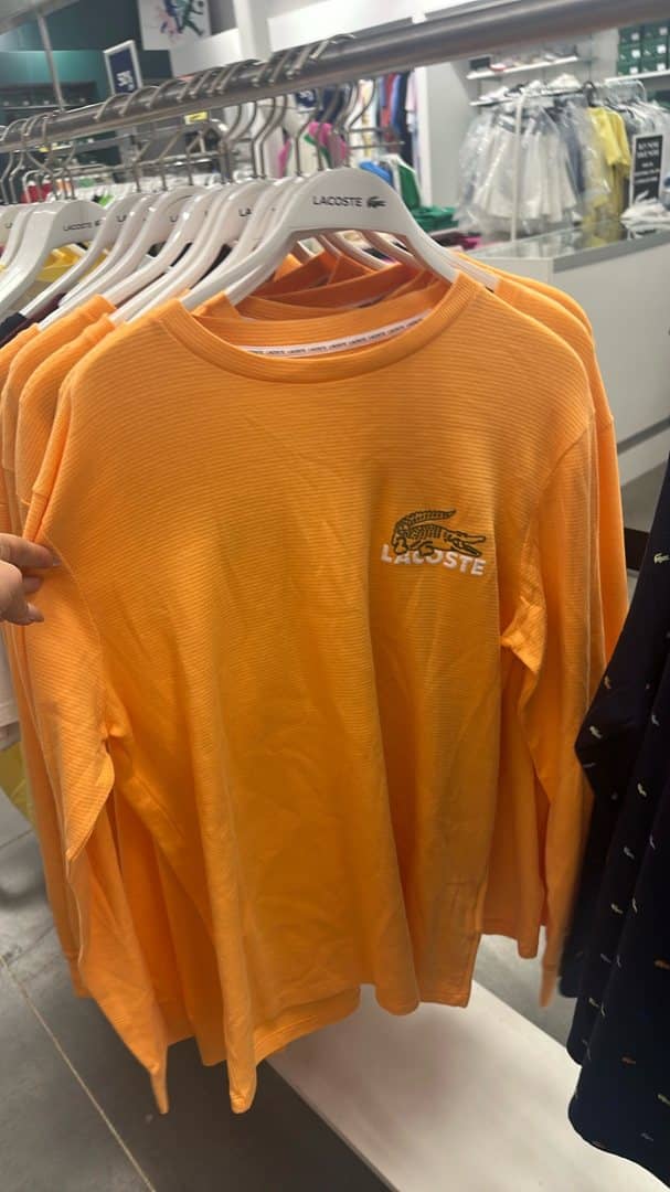 Camiseta de manga larga Lacoste por $22.50 en lugar de $100 - de nuestros recorridos de compras