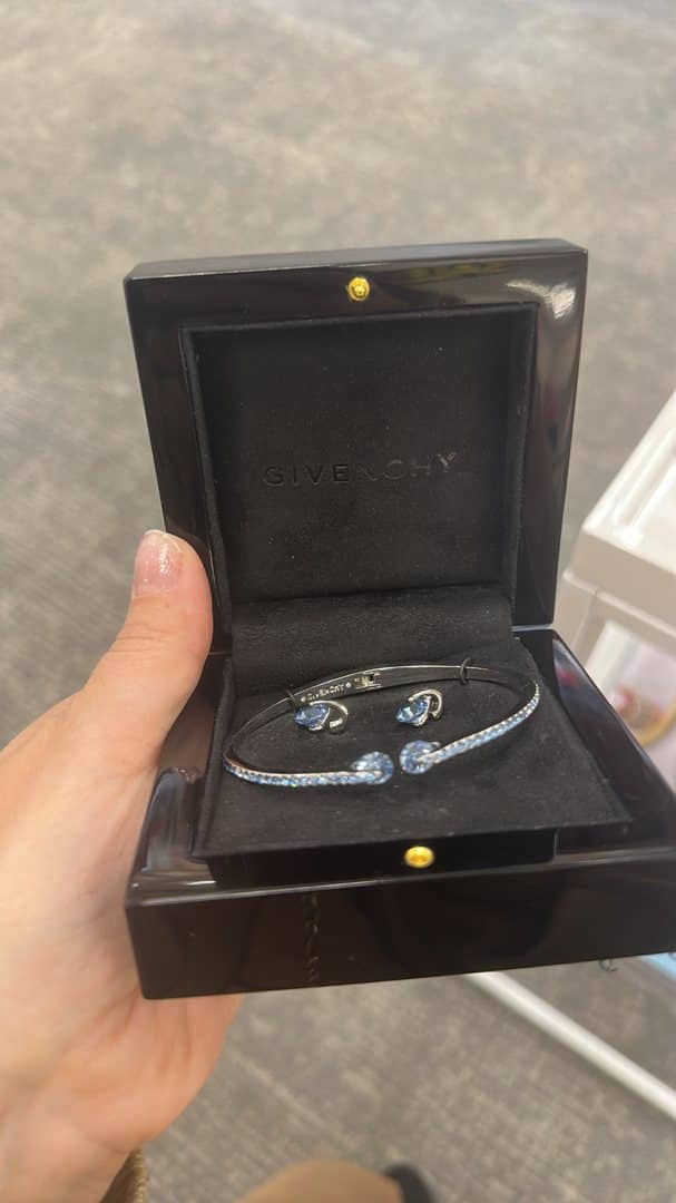Pulseira Givenchy por $35,10 em vez de $78 - das nossas idas às compras