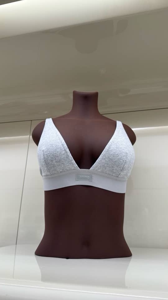 Bralette de SKIMS en un maniquí en la tienda