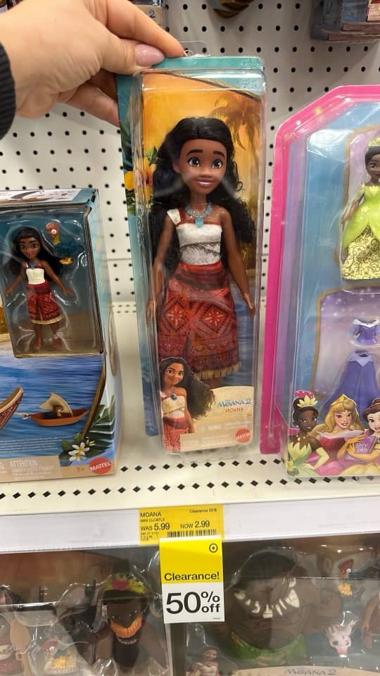 Muñeca Moana en la liquidación posnavideña: $2.99 en vez de $5.99, etiqueta de precio amarilla -50%