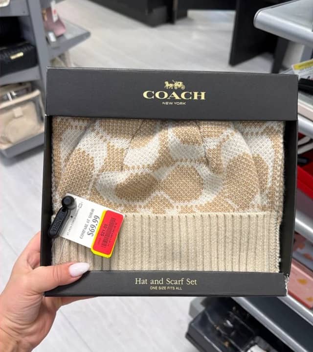 Conjunto de gorro e cachecol Coach