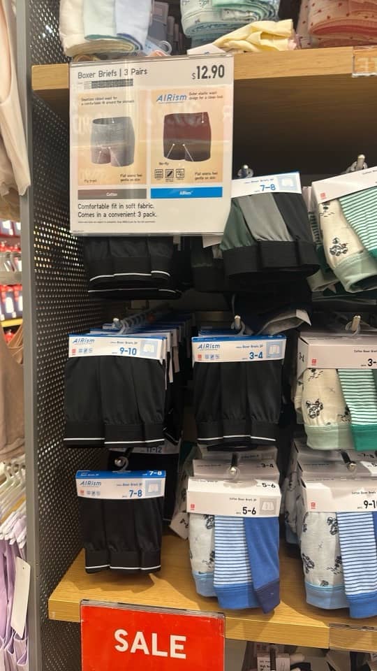 Cuecas infantis AIRism e de algodão - $12.90 por 3 pares, com uma plaquinha SALE ao lado