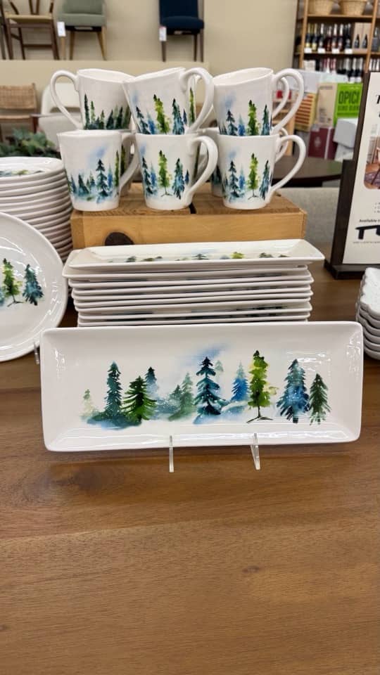 Vajilla de World Market con bosque invernal: tazas, platos y fuentes