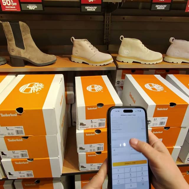 Timberland en el outlet: cajas con el precio y el descuento directamente en el estante.