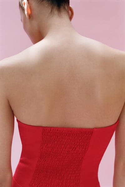 Красный комбинезон с открытыми плечами 2