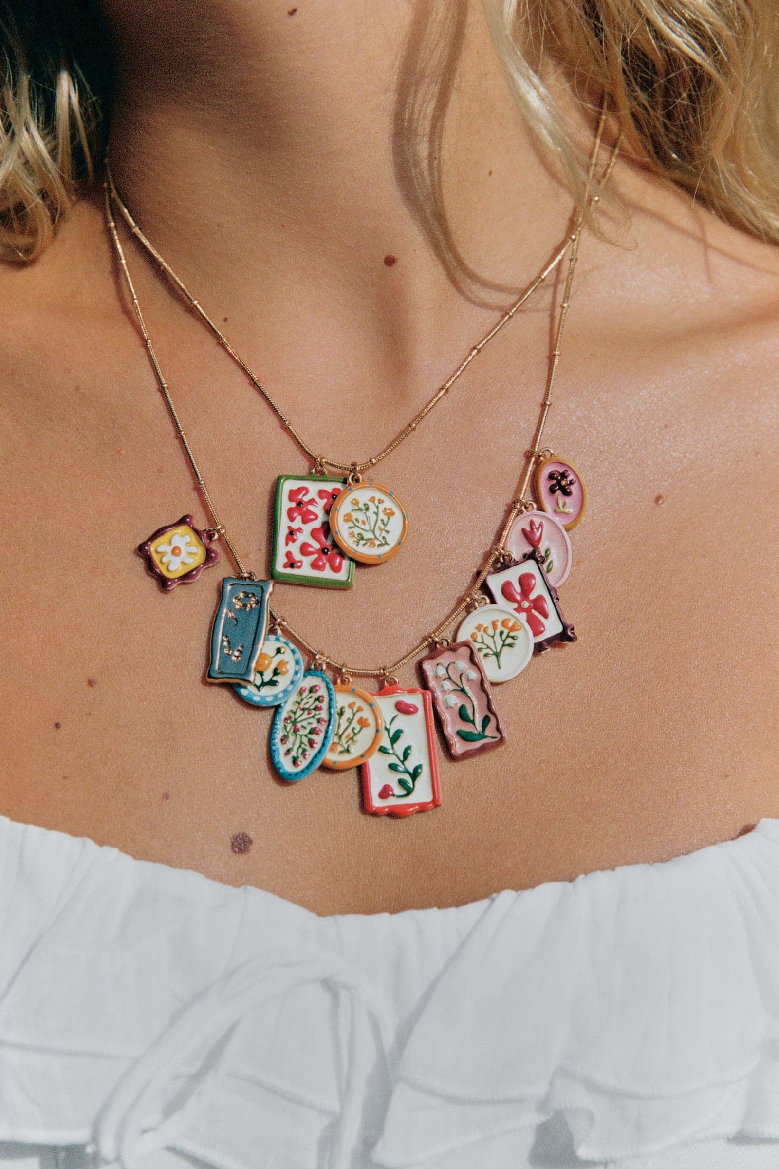 Пара ожерелий с шармами