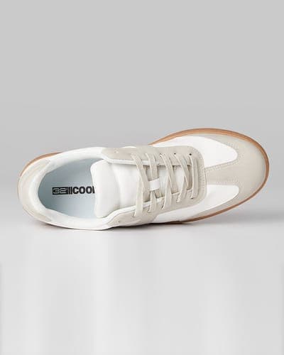 WOMEN'S EVERYDAY SNEAKERS 10