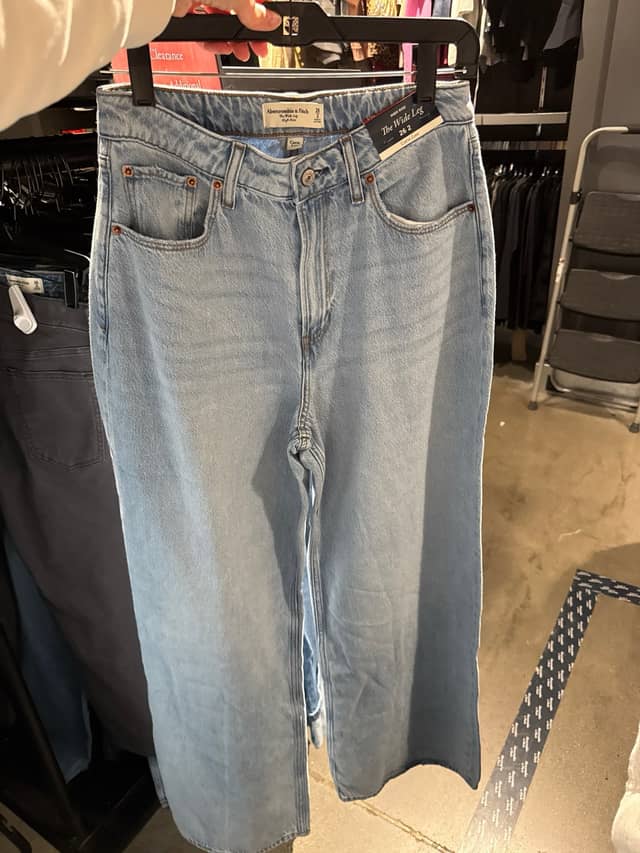 Джинсы широкого кроя · Abercrombie & Fitch и Hollister