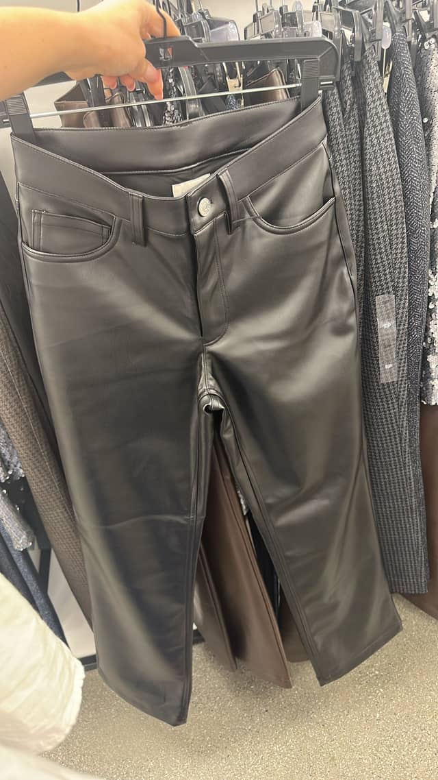 Эффектные кожаные брюки · Calvin Klein
