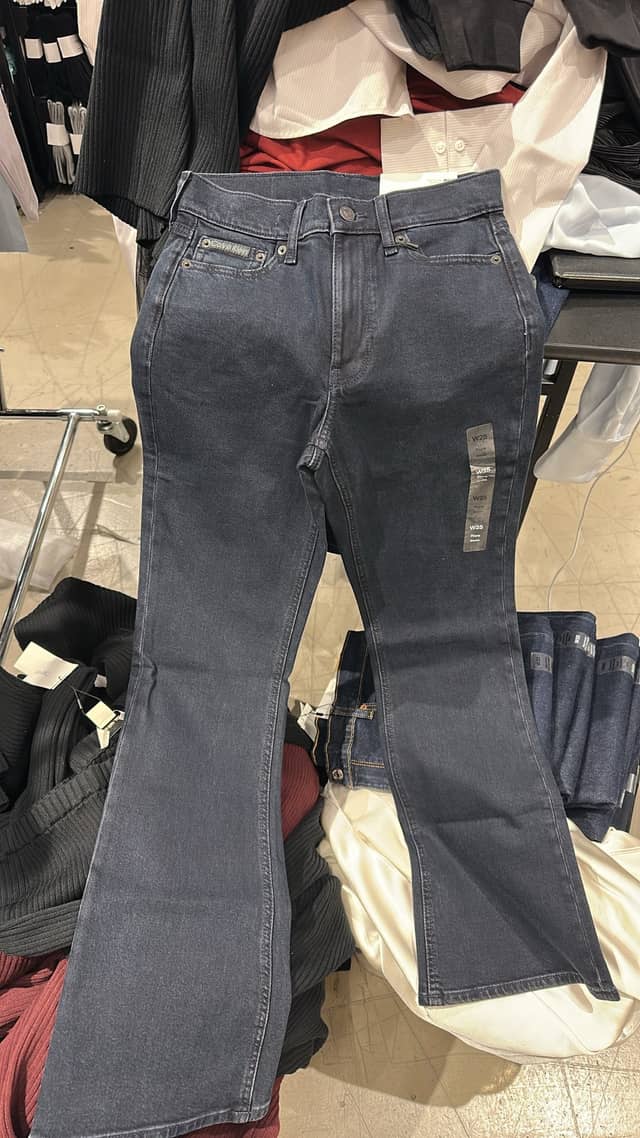 Calvin Klein · Эффектные тёмные джинсы
