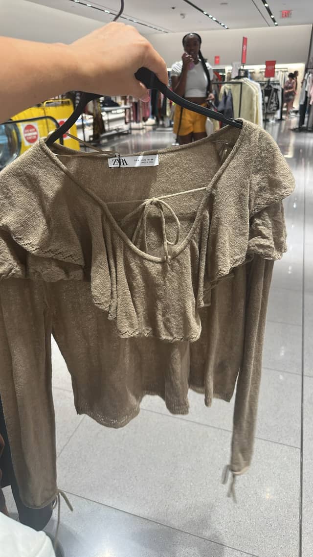 Трендовый топ с рюшами · Zara