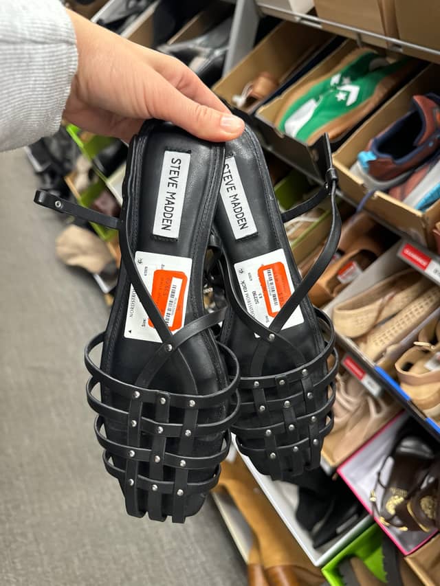 чёрные сандалии Steve Madden Riverr Slingback Sandal с эффектным каркасным верхом, украшенным мелкими металлическими заклёпками · Nordstrom Rack