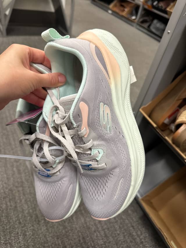 женские кроссовки Skechers ( светло-серый текстильный верх с мятными, нежно-розовыми и персиковыми градиентными элементами на подошве и деталях отделки) · Nordstrom Rack