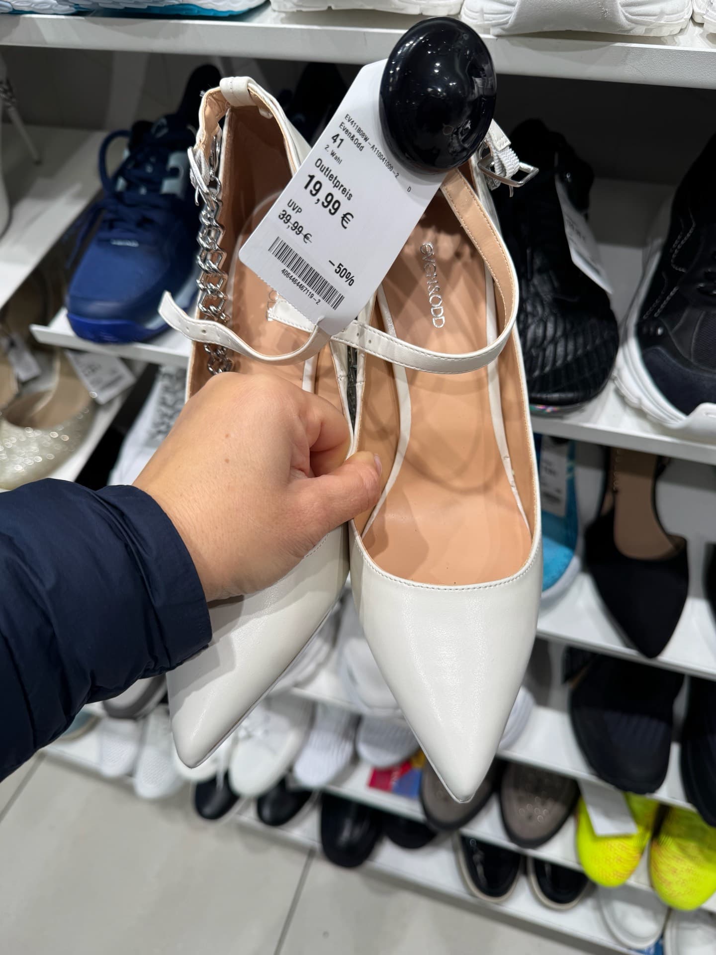 Эффектные белые туфли