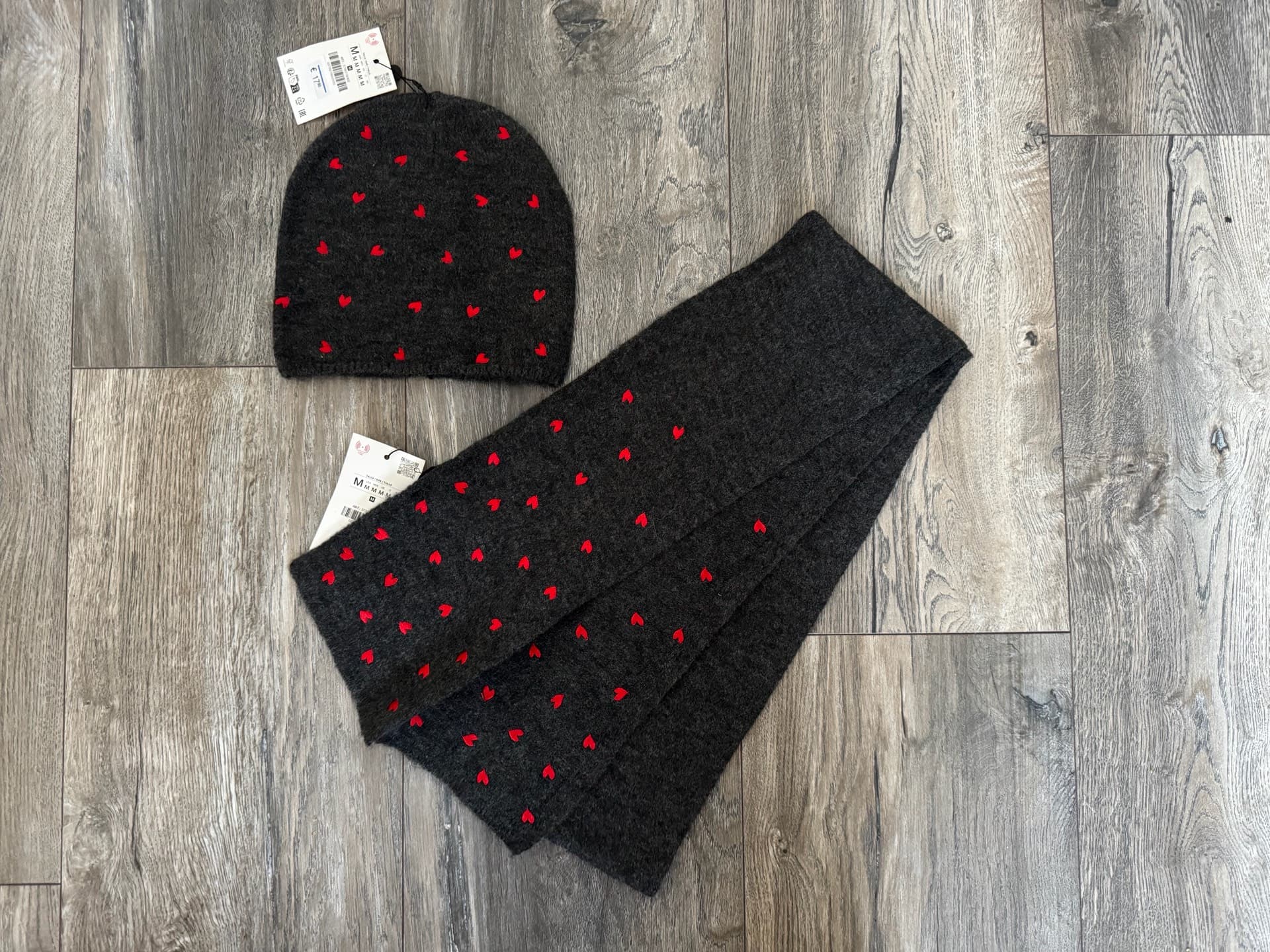 Heart Pattern Winter Hat and Scarf Set