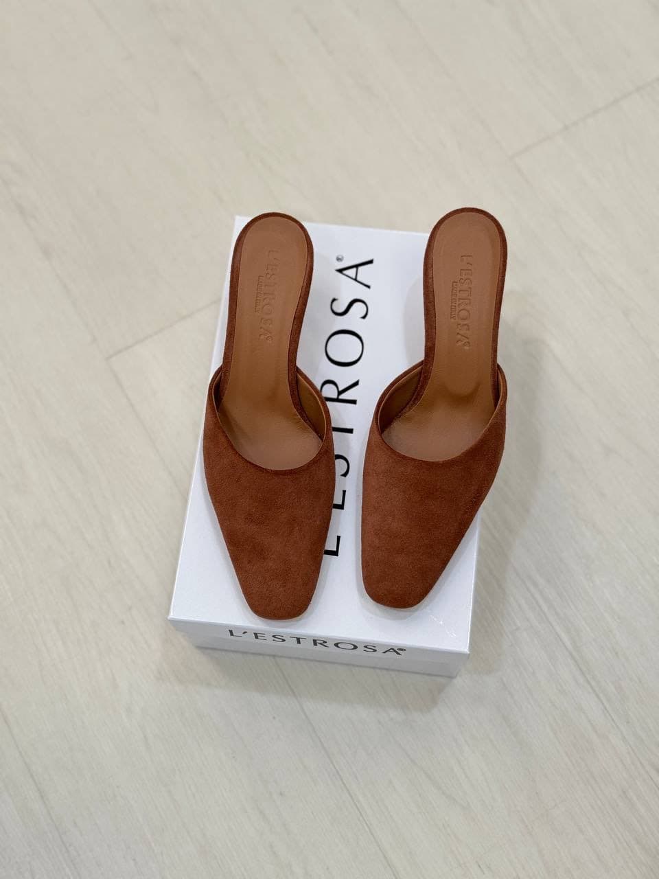 Эффектные замшевые мюли