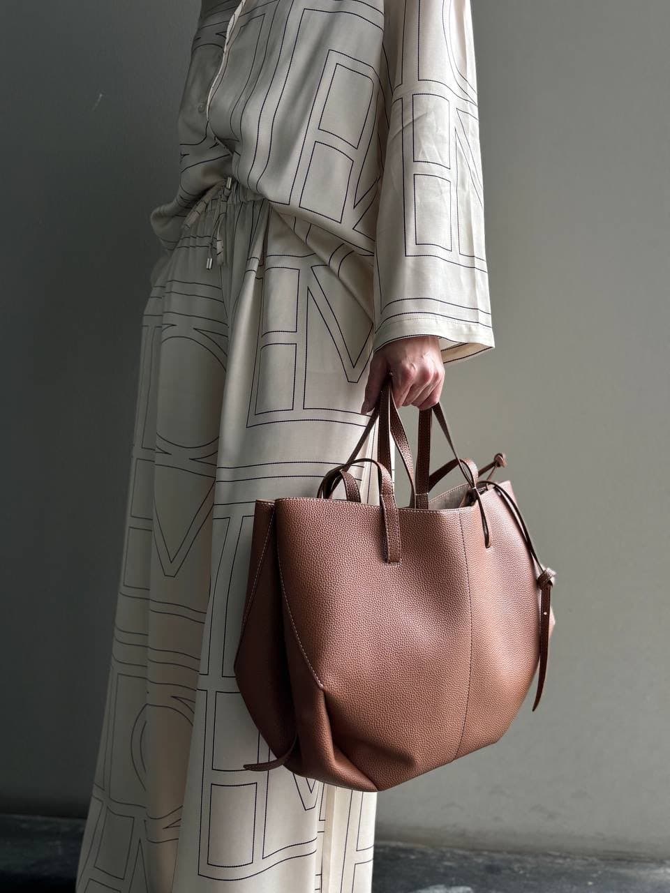 Эффектная коричневая tote-сумка