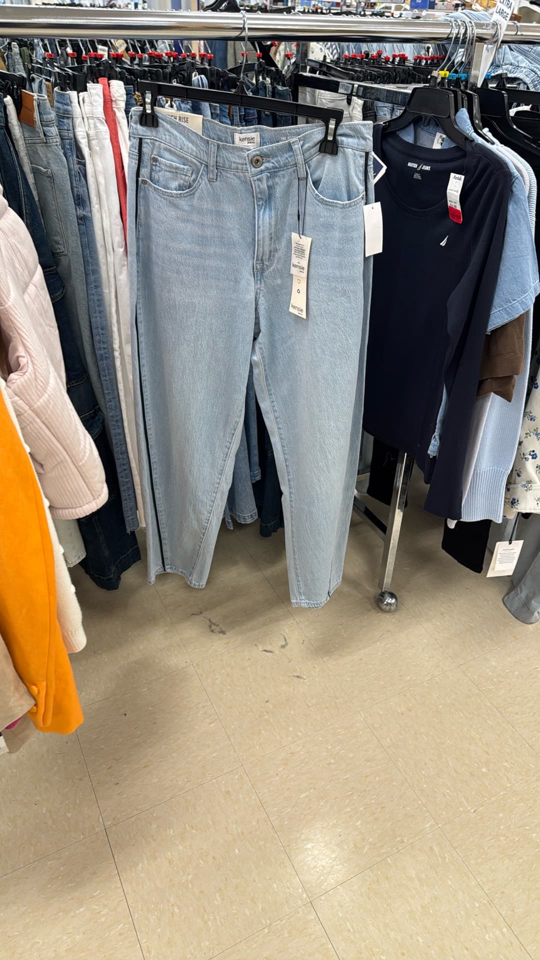 Trendsetting Light Wash Jeans