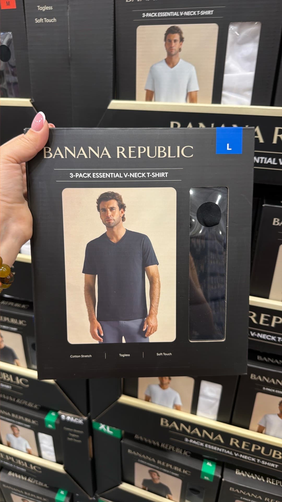 Футболка с V-образным вырезом от Banana Republic