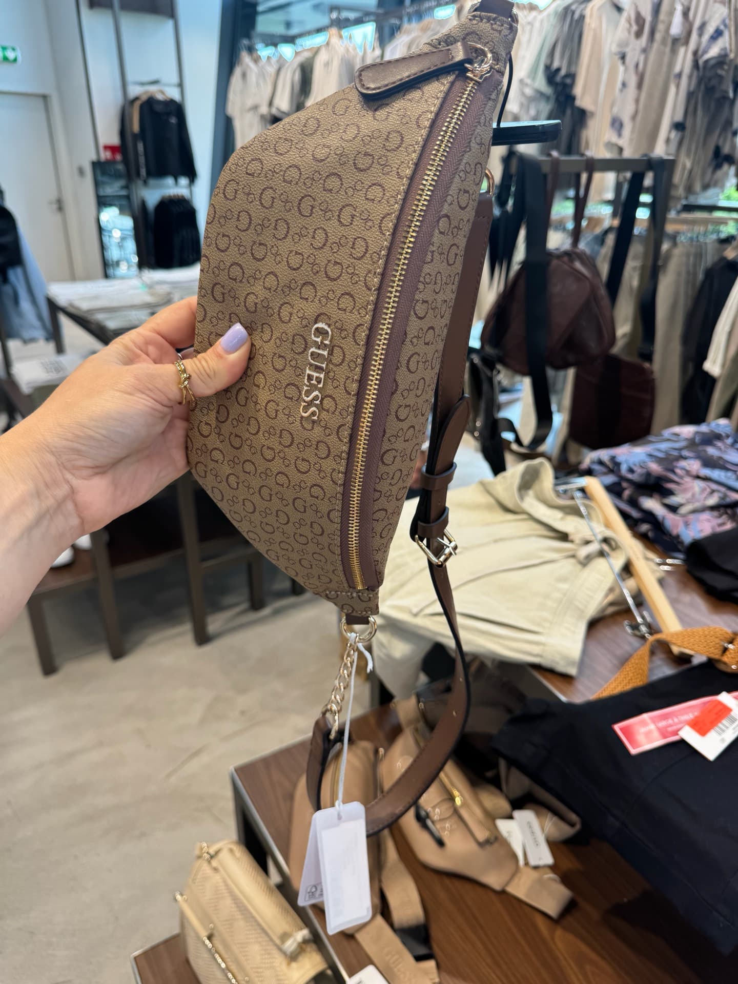 Эффектная сумка через плечо Guess