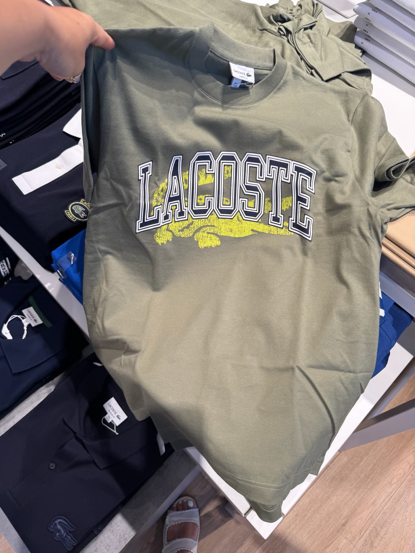 Футболка с графикой Lacoste