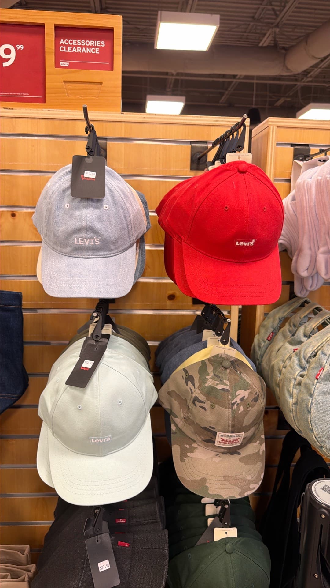 Модные кепки Levi's