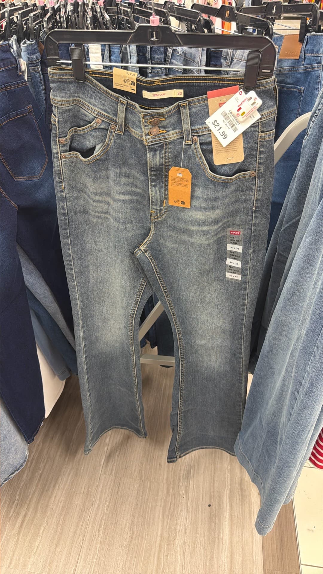 Джинсы Levi's с расклешенными брюками