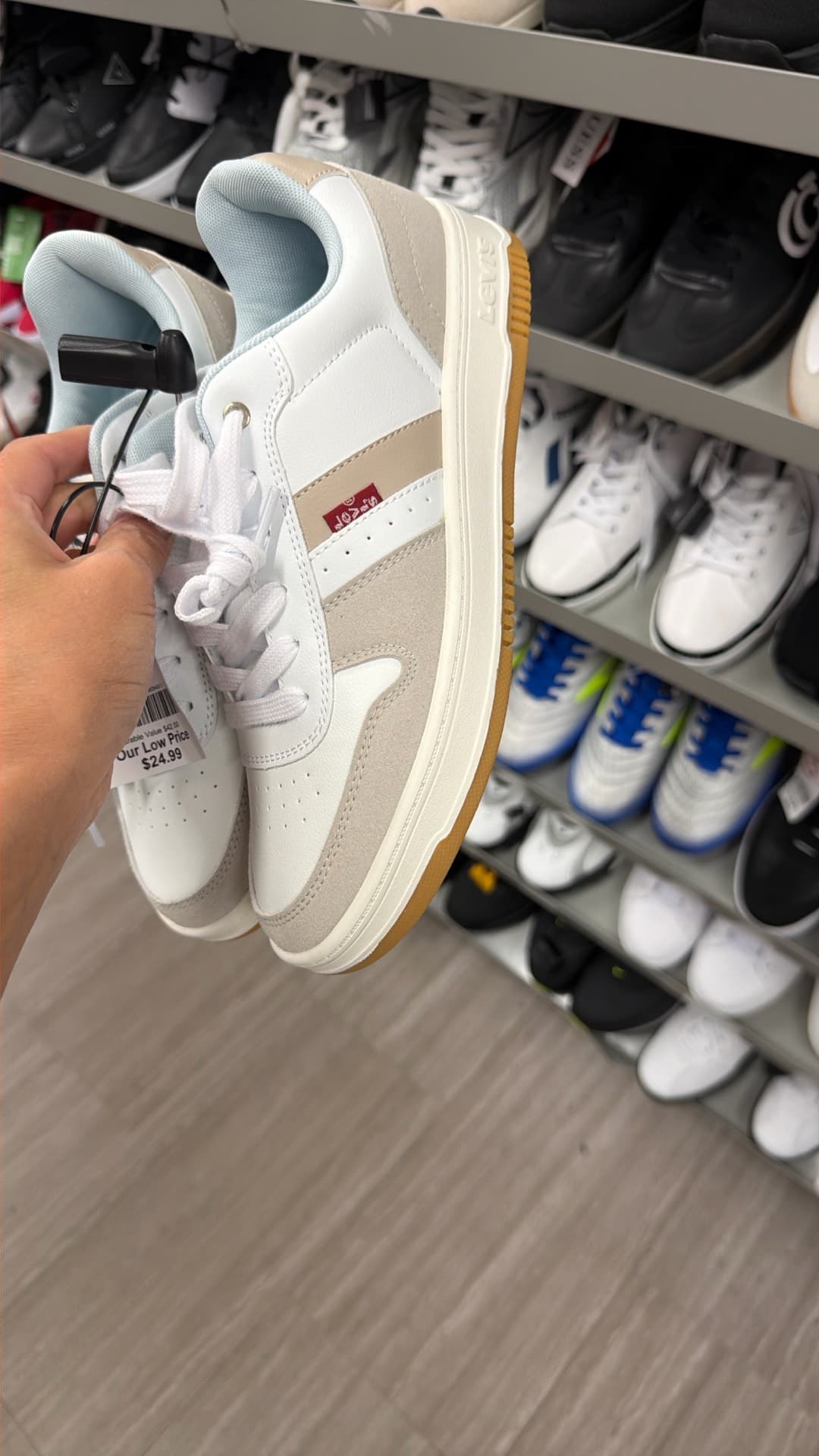 Трендовые кроссовки Levi's