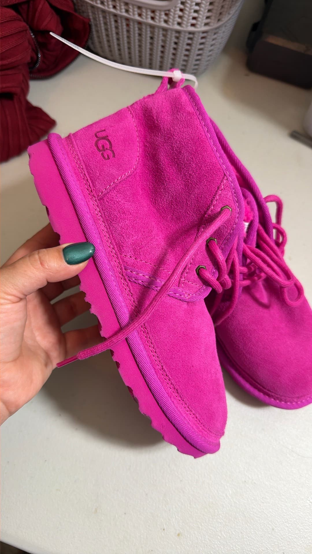 Эффектные розовые ботинки UGG