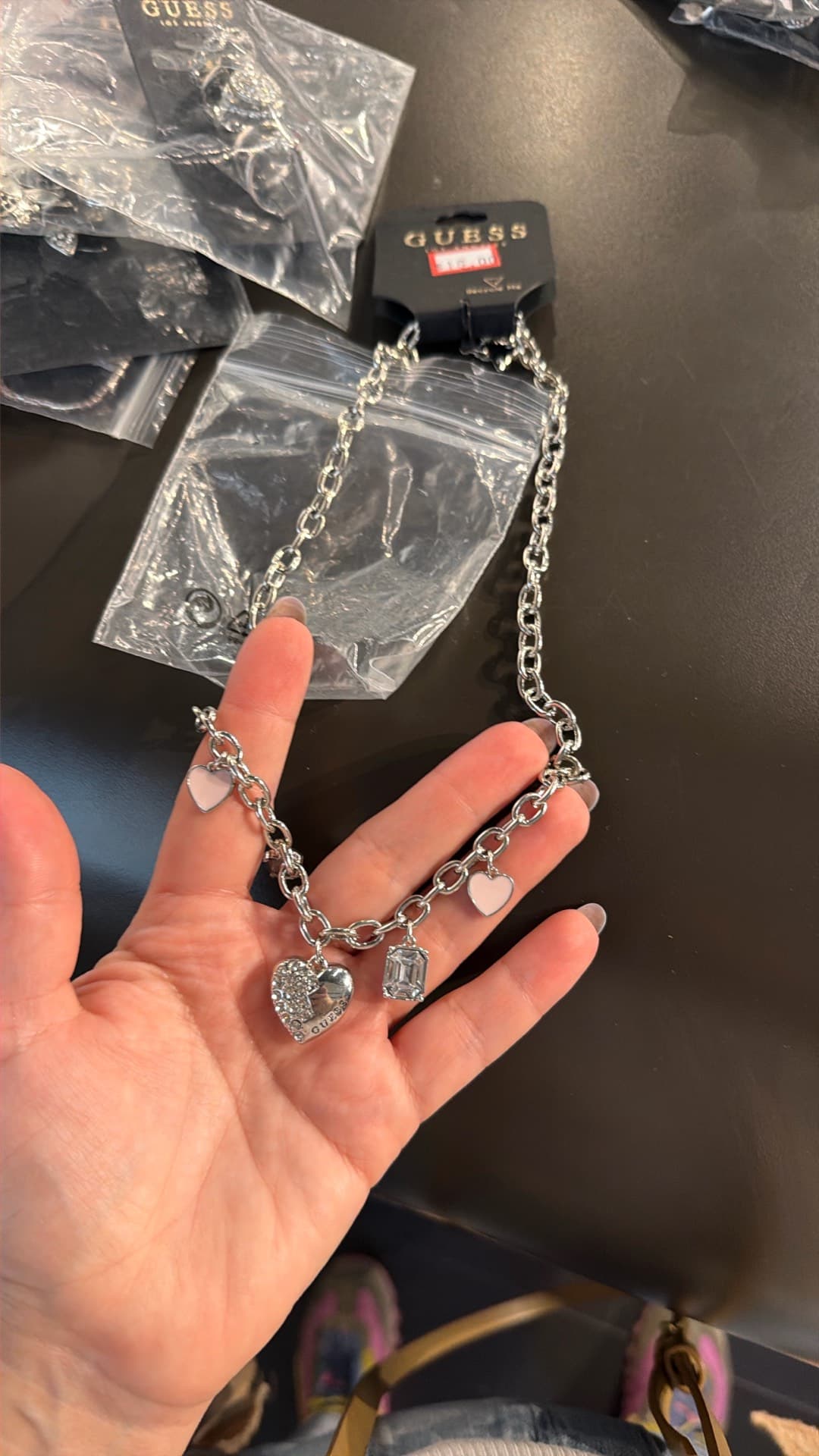 Изящное ожерелье Guess с шармами