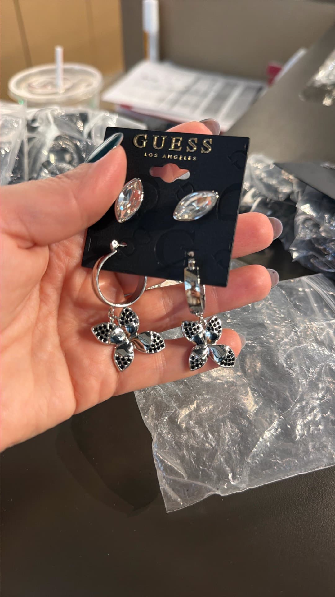 Эффектные серьги Guess