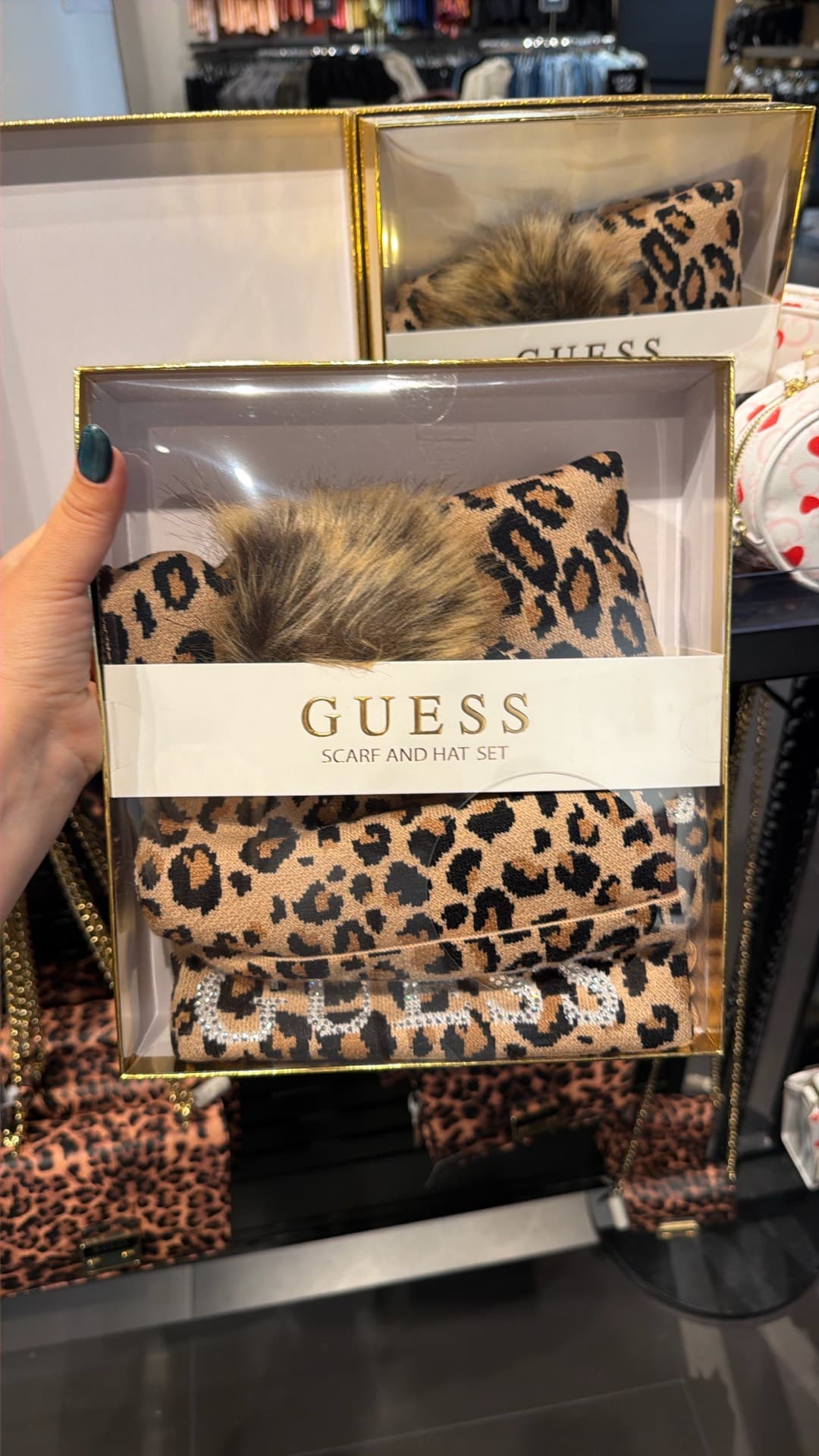 Комплект шарфа и шапки Guess