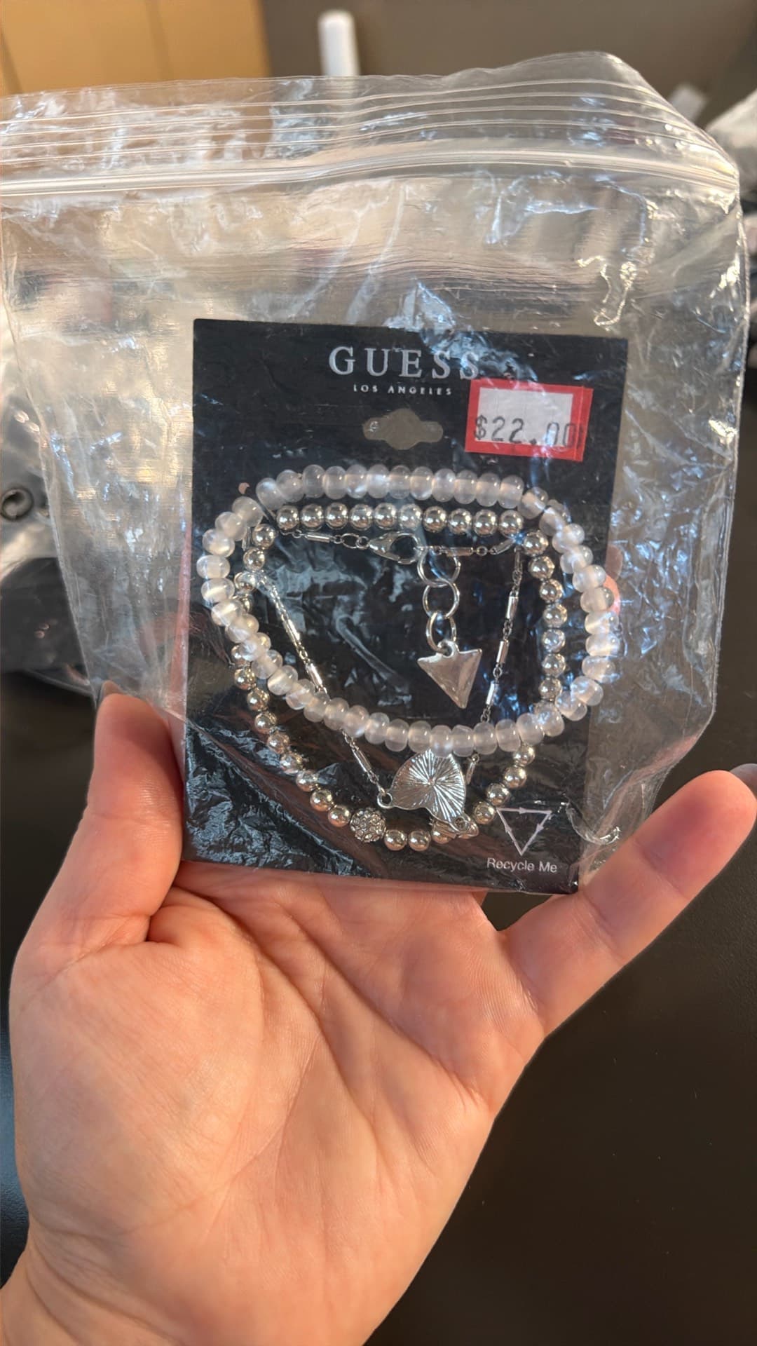 Эффектный набор браслетов Guess