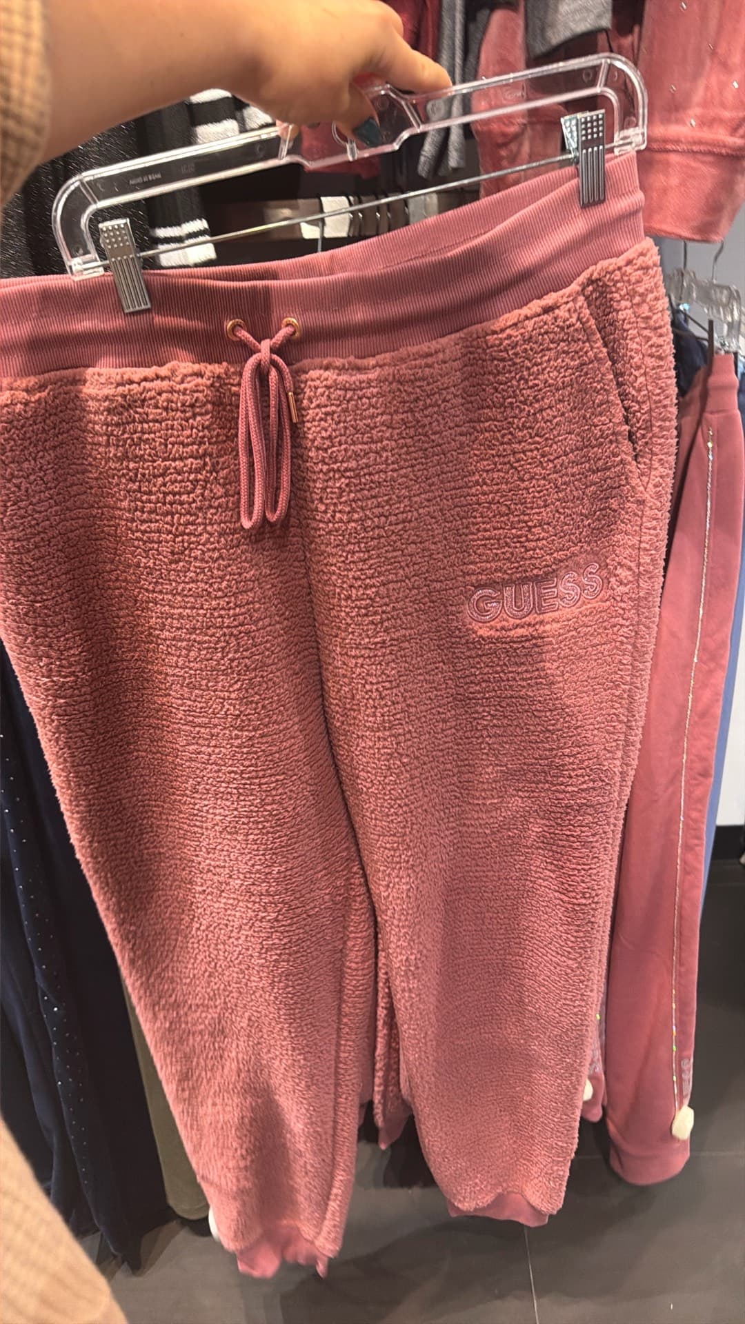 Уютные спортивные штаны Guess
