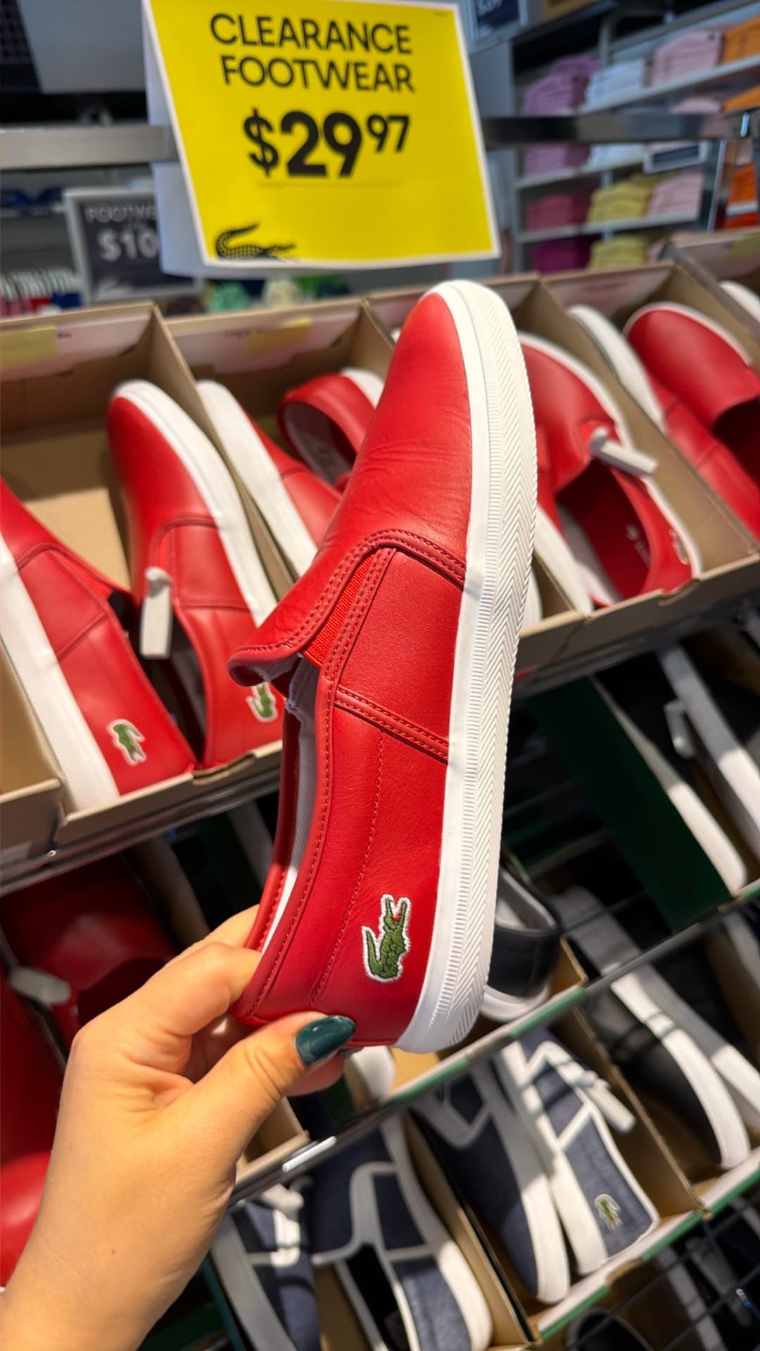 Красные слипоны Lacoste