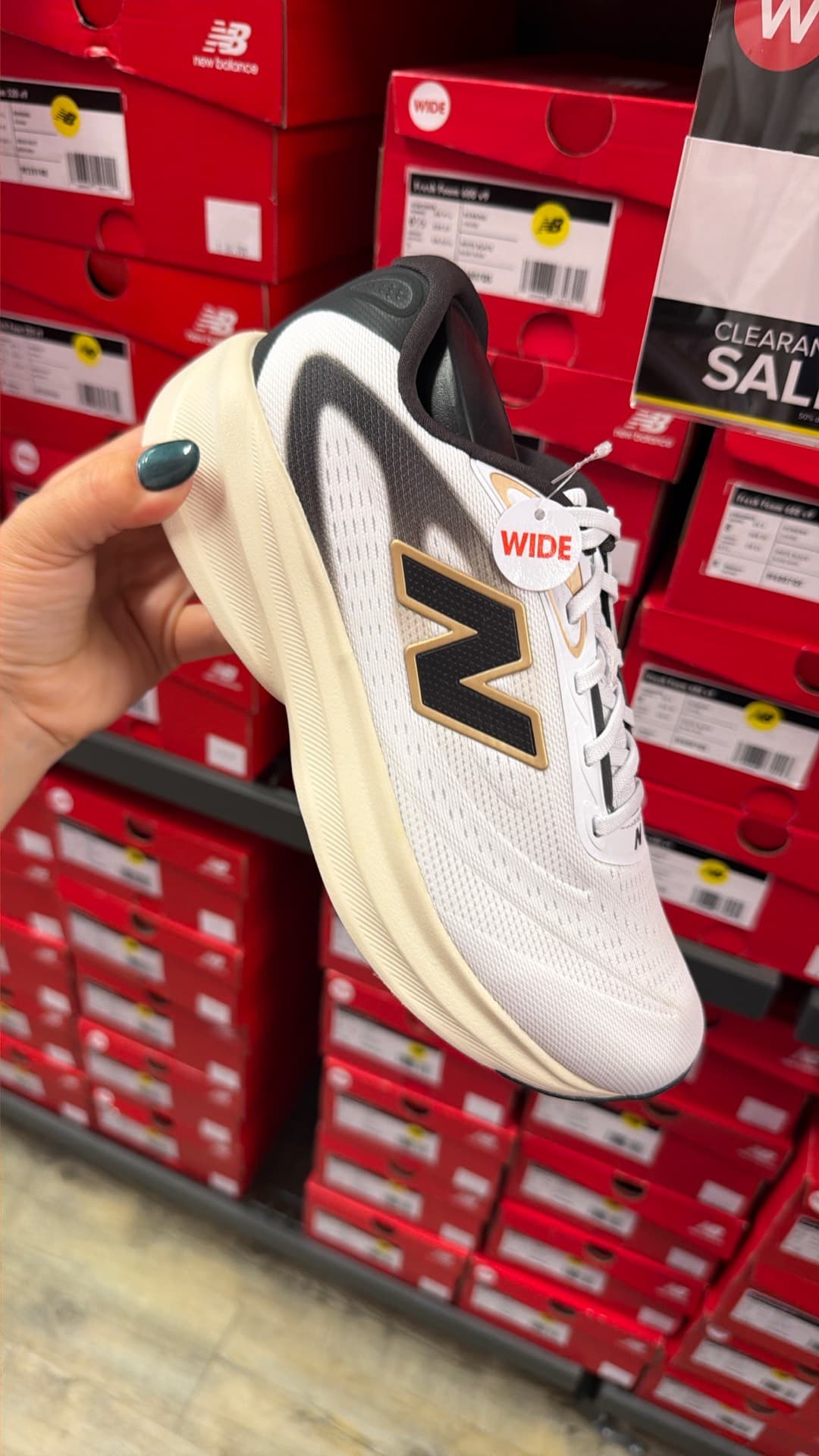 Кроссовки New Balance с широкой подошвой