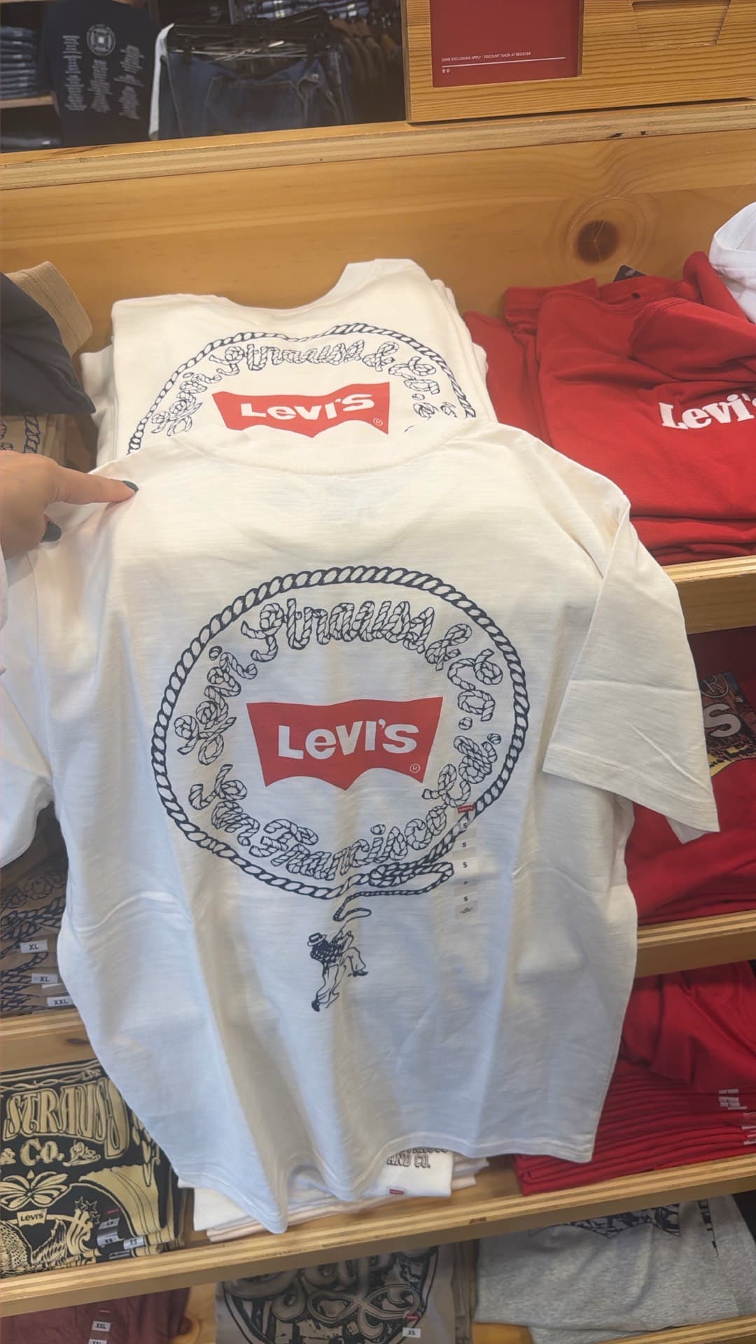 Футболка с графикой Levi's