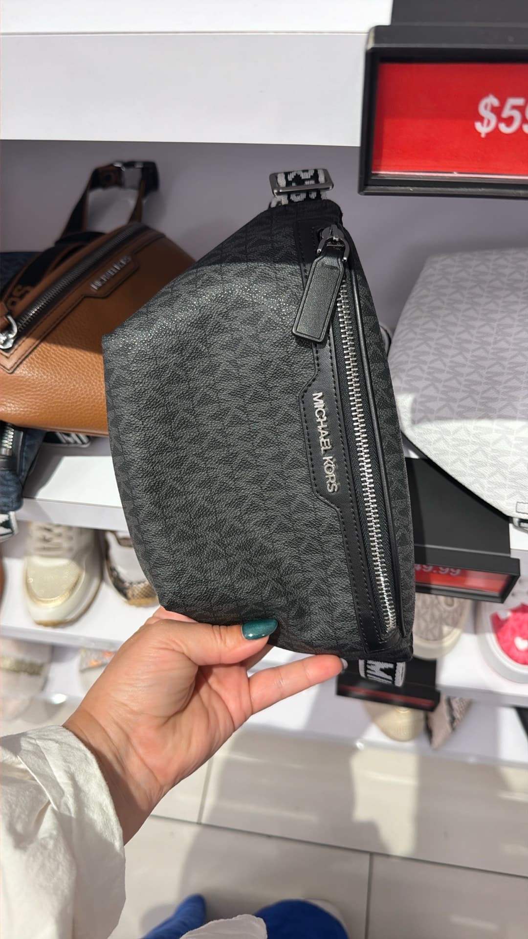 Эффектный клатч Michael Kors