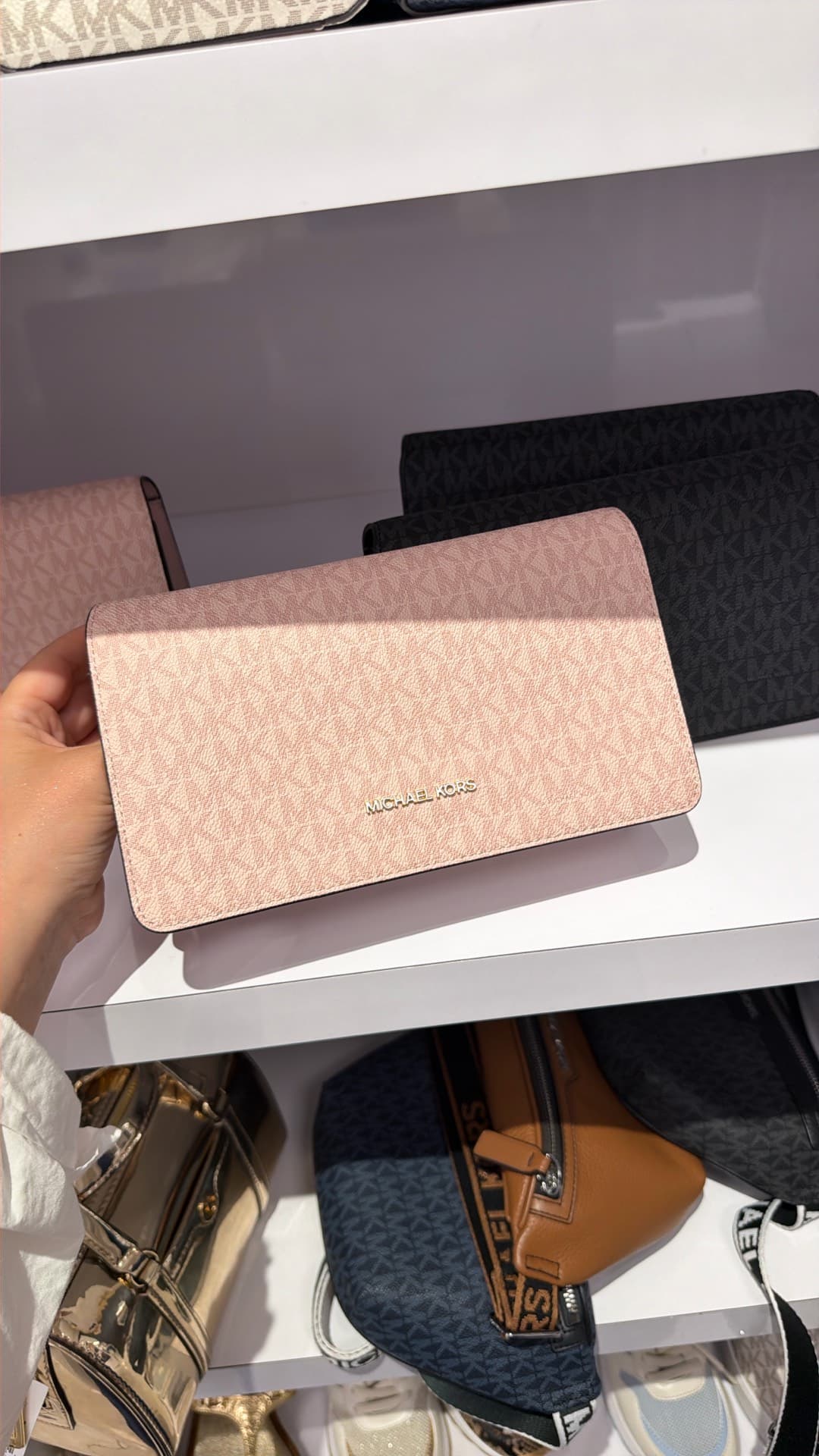 Розовый кошелек Michael Kors