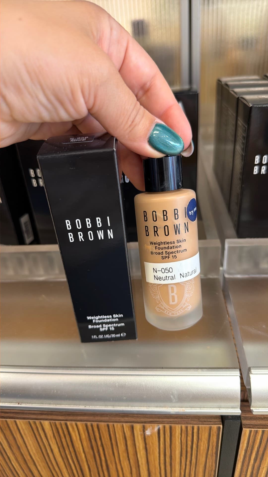 Тональный крем Bobbi Brown Weightless Skin