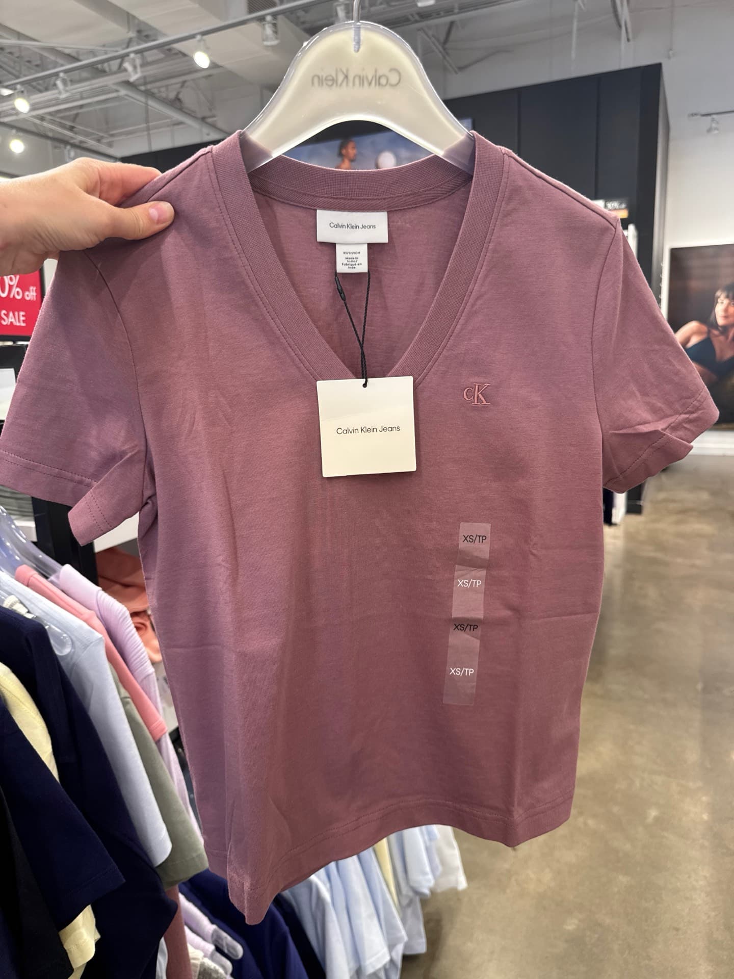 Футболка с V-образным вырезом Calvin Klein