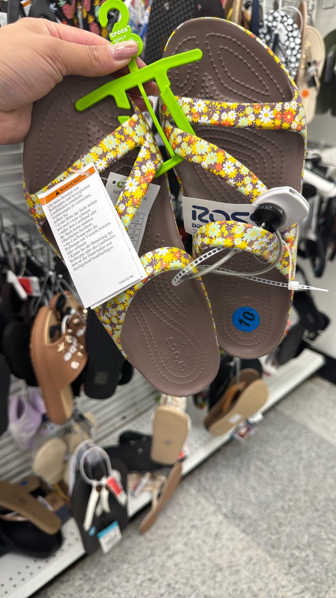 Яркие цветочные сандалии Crocs