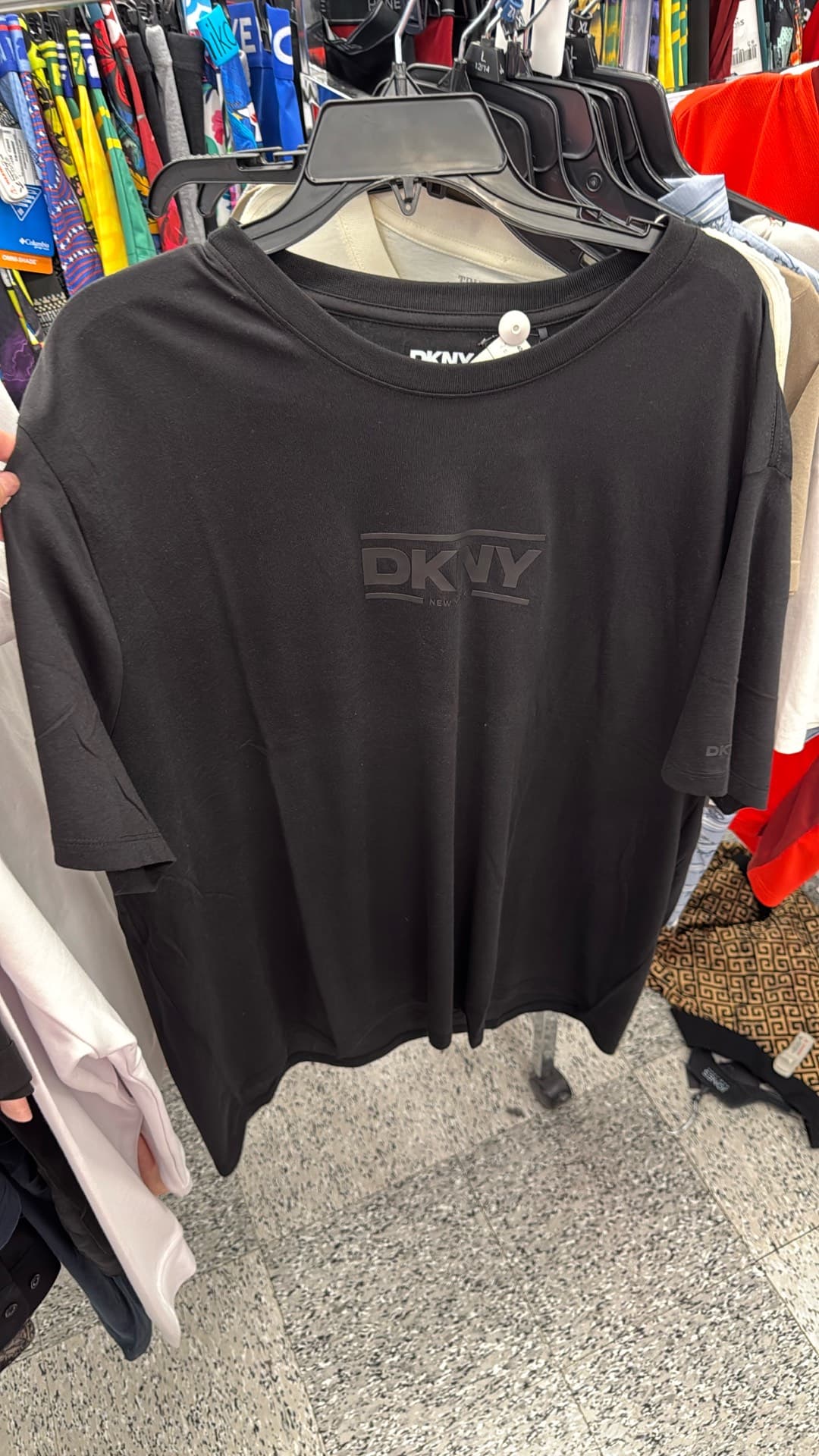 Классическая чёрная футболка DKNY
