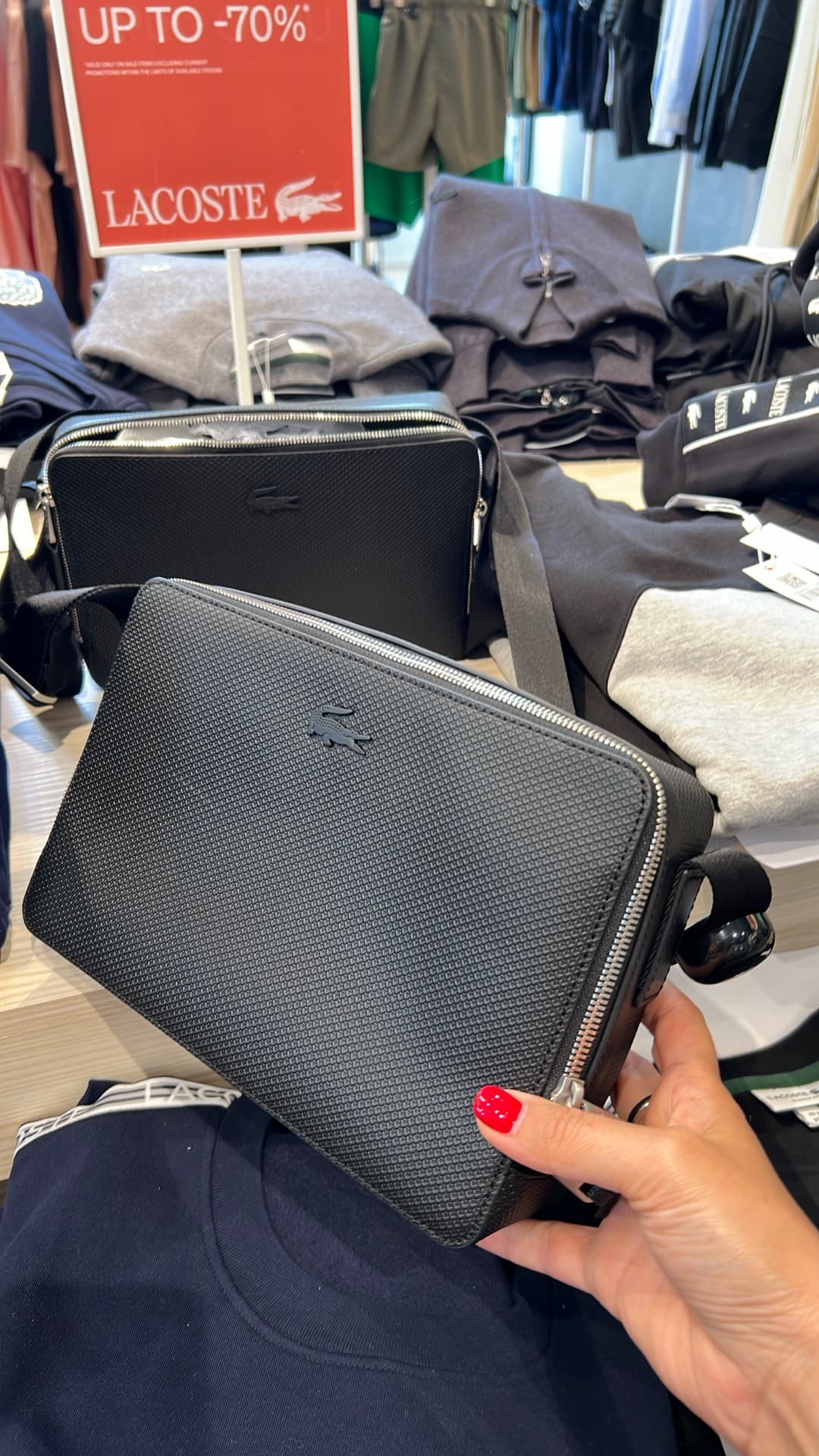 Черная сумка через плечо Lacoste